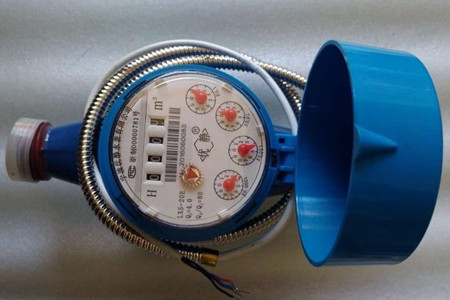 無線遠傳水表是如何進行數(shù)據(jù)采集傳輸?shù)模?/></p><p>　　當水流入水表后，會沿著葉輪盒底部進水孔進入到計量機構(gòu)，水流會推動葉輪旋轉(zhuǎn)，然后由葉輪盒上部出水孔的位置流出，正常情況下，葉輪轉(zhuǎn)速和水的流量是成正比的，葉輪轉(zhuǎn)動的時候，就能夠通過齒輪傳遞給指示機構(gòu)，并記錄出流經(jīng)水表的水總量。記錄的用水量數(shù)據(jù)會通過無線網(wǎng)絡(luò)技術(shù)和后臺數(shù)據(jù)管理中心聯(lián)通，來實現(xiàn)遠程抄表、網(wǎng)絡(luò)充值、遠程控制和故障檢測。</p><p>　　<strong>水表的數(shù)據(jù)如何采集傳輸?</strong></p><p>　　水表是通過給計量基表安裝加傳發(fā)訊模塊，這樣就后臺就能夠接收無線抄表主機發(fā)出的抄表指令，由無線通訊模塊能夠?qū)⑺砩厦娴挠盟?/p><p>　　數(shù)據(jù)上傳到服務(wù)器，以便供水公司進行抄表和計算水費。</p><p>　　無線遠程水表的安裝是非常簡單容易的，其中，一根總線可以連接同一幢樓內(nèi)全部住戶的水表，可以大大節(jié)省施工費用。其中數(shù)據(jù)采集器不參與底層數(shù)據(jù)的采集，僅僅作為通訊功能使用，計量不受外界影響。</p><p style=